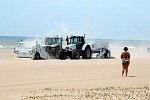 Limpieza de la arena de la playa de Gavà Mar